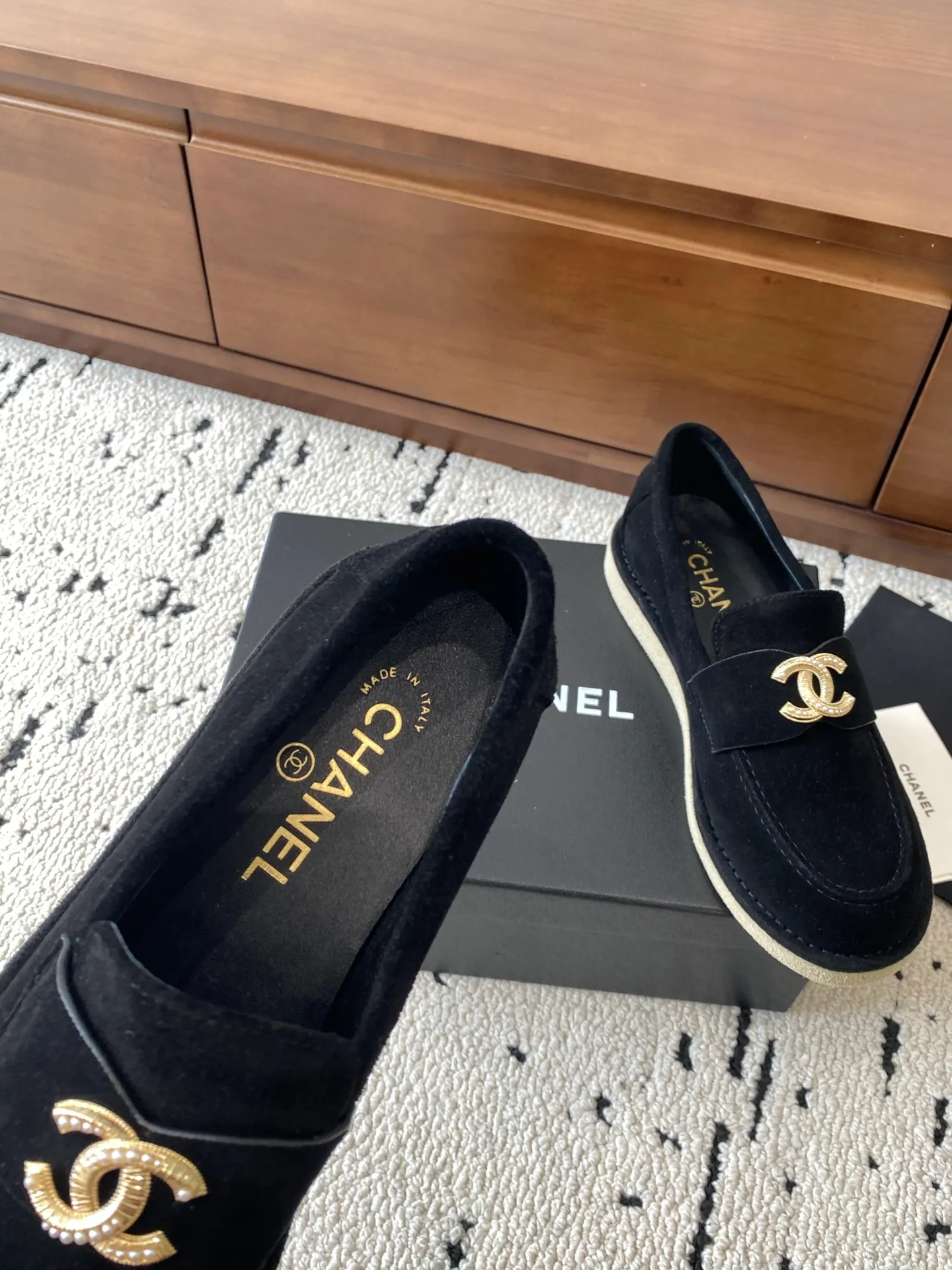 👟👟Ex-factory price 620👟👟Higher version 🍀2025 autumn and winter new Chanel Chanel entrance hardware buckle, Loaf lazy shoes, can be worn all year round. No matter when you wear it, it is very high-end and durable. Go shopping and attract attention on the street! Easily travel between commuting and leisure occasions, and become a carefree fashionable and elegant woman ~ Upper: cowhide/cow nubuck leather/open edge beads Inner: lambskin Sole: Italian raw rubber outsole leather strip Code number: 35-39 (40/41 customized, non-refundable and non-exchangeable 👉 Buy now👉 Buy now👉 Buy now👉